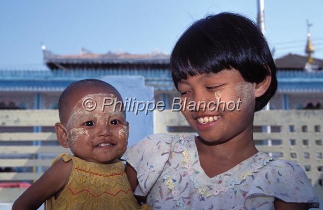 birmanie 33.JPG - Jeune fille et sa petite soeurRangoon (Yangon)Birmanie (Myanmar)